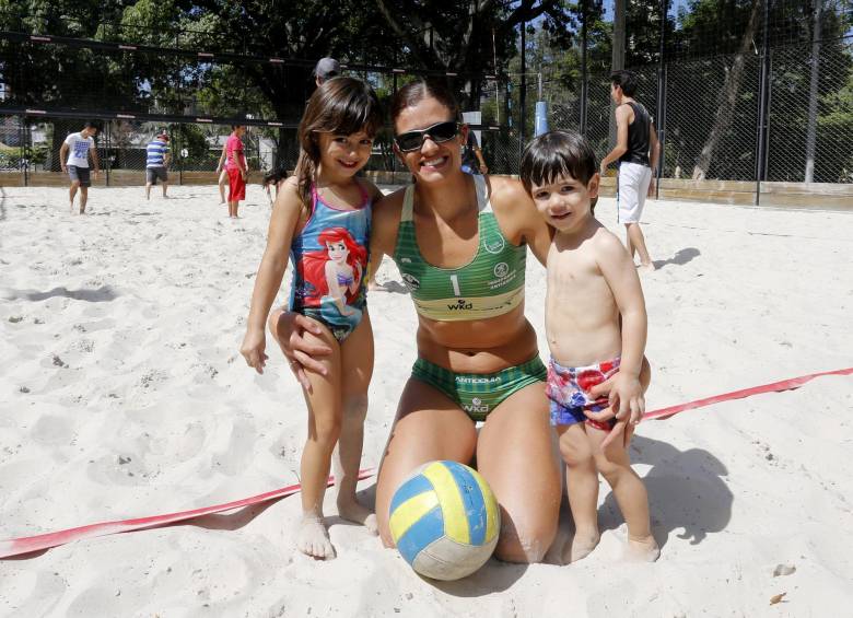 Erika Grisales y sus hijos Ana María y David, en la cancha de arena de la unidad deportiva Atanasio Girardot donde pasa muchas horas diarias. Está en la élite del voleiplaya. FOTO Juan Antonio Sánchez