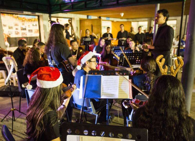 Concierto navideño de la Red en el Parque Biblioteca de Belén. Para acceder a sus escuelas, hay que ser habitante de Medellín y tener entre 7 y 24 años. FOTO cortesía