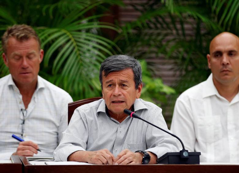 Pablo Beltrán, jefe del equipo negociador del Eln (centro), afirmó que el Gobierno no se dispuso a pactar compromisos para la protección de líderes sociales afectados por la violencia. FOTO reuters