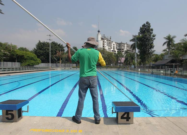 Aspecto del mantenimiento preventivo que realizó el Inder la semana pasada en el Complejo Acuático. FOTO cortesía Inder Medellín
