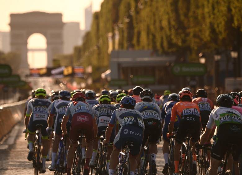Avenida de los Campos Elíseos con el Arco del Triunfo de fondo durante la última etapa de 2019 cuando Egan Bernal sentenció el primer título del Tour para Colombia. FOTO AFP