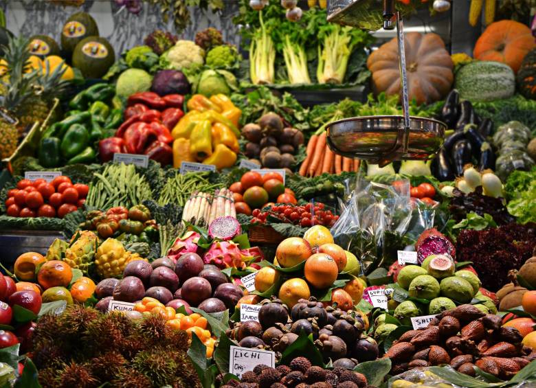 Una forma de garantizarlas en la dieta es preparando platos abundantes en color, por las frutas y vegetales que tienen. Foto: ja ma vía Unsplash
