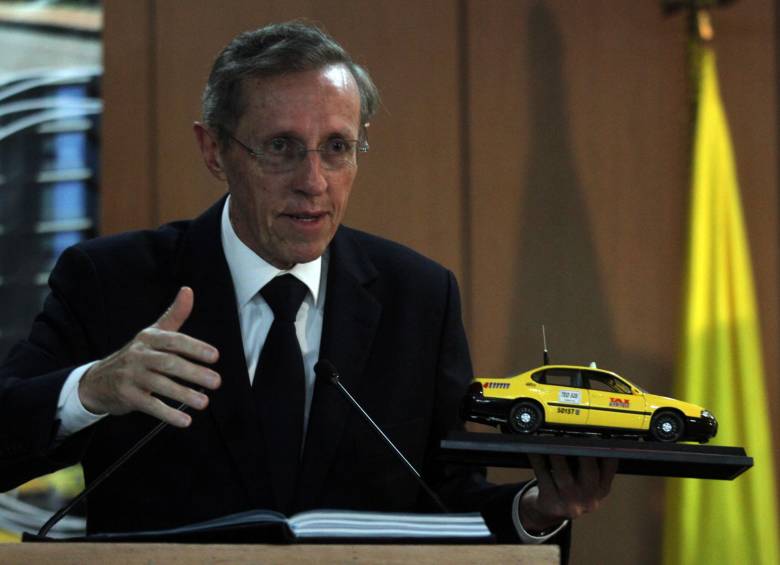 El congresista Antonio Navarro rindió su informe de gestión en el tiempo que condujo taxi por la ciudad de Bogotá. FOTO COLPRENSA