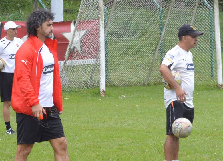 Leonel Álvarez, de nuevo vestido de rojo. Ayer no hubo acceso a la prensa al primer día de trabajos y se mantuvo el protocolo de atención, martes y viernes. FOTO cortesía DIM