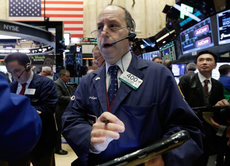 Los resultados positivos de JP Morgan impulsaron Wall Street, mientras la incertidumbre en los mercados europeos y escándalos empresariales arrastraron índices de esa zona hacia abajo. FOTO AP