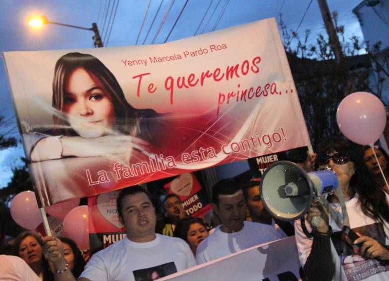 La comunidad de la Universidad Cooperativa de Colombia realizó el pasado jueves una marcha para rechazar el ataque a Yenny Pardo Roa. FOTO COLPRENSA