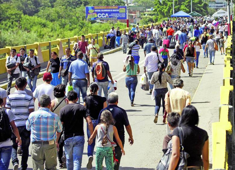 El paso peatonal entre Colombia y Venezuela se habilitó. FOTO Reuters