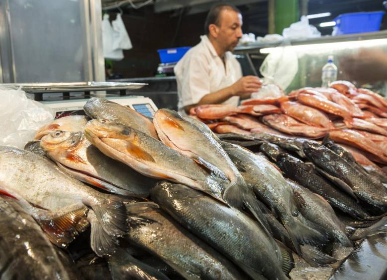Venta de pescado en la Plaza Minorista durante Semana Santa. FOTO EDWIN BUSTAMANTE