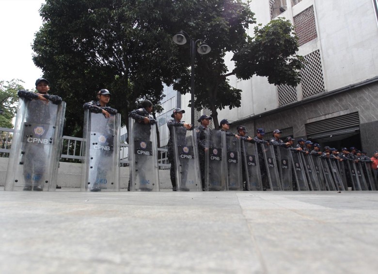 Diputados denuncian bloqueo por parte de la Guardia en la Asamblea Nacional. FOTO: EFE