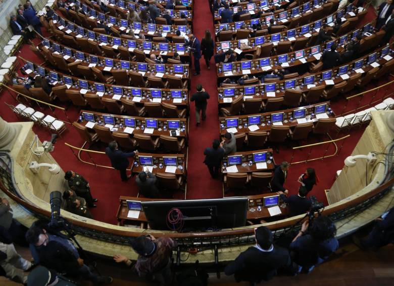 Aunque en teoría el Senado está trabajando contra el tiempo, la plenaria de este lunes empezó a las 4:00 p.m. FOTO Colprensa