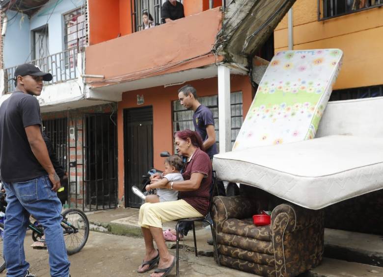 Los ciudadanos tuvieron sacar los enseres a la calle, para poder retirar toda el agua que ingresó a las viviendas. FOTO: CAMILO SUÁREZ.