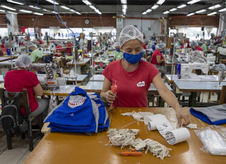 La ocupación laboral de las mujeres en Colombia entre marzo y agosto se redujo en un 23 %, según el Dane. FOTO Edwin Bustamante