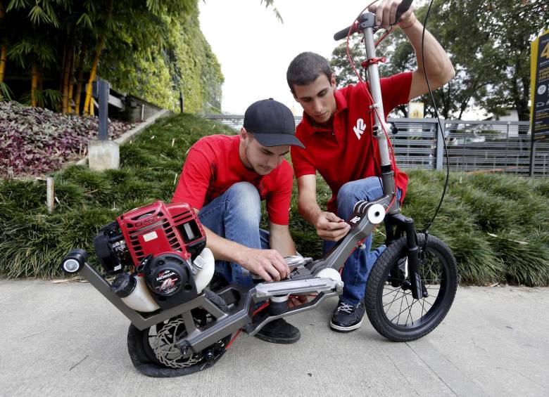 Monopatín portátil para desplazamientos hacia estaciones del metro para reemplazar el carro. FOTO Juan Antonio Sánchez