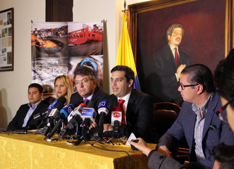 El ministro de Hacienda, Mauricio Cárdenas, y el director del DNP, Simón Gaviria, dijeron que este plan será la ruta para los próximos cuatro años. FOTO COLPRENSA