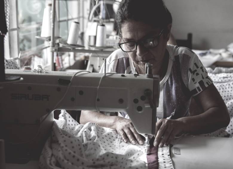 María Cecilia Cano, trabajadora de un taller de confecciones vinculado a Escalando sueños.