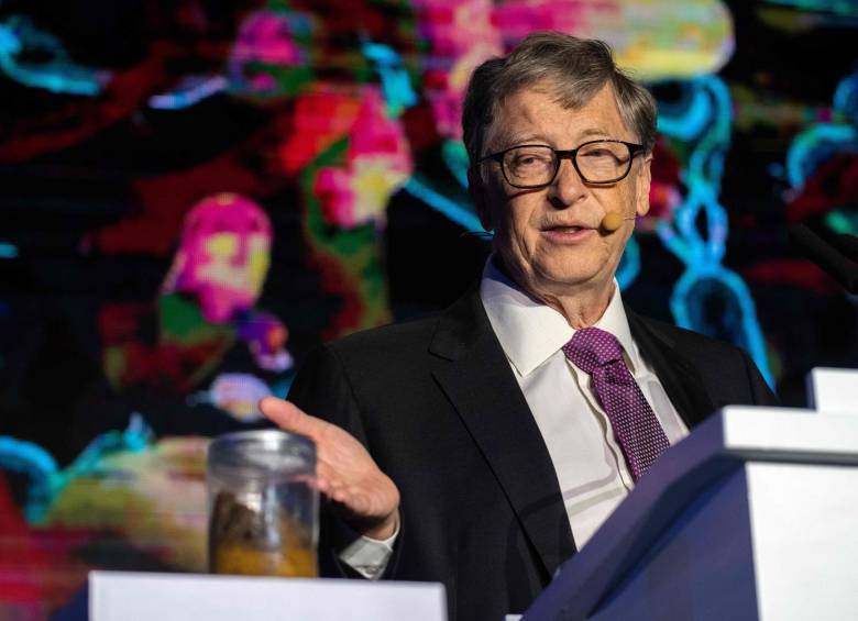 Bill Gates sorprendió este martes en Pekín cuando apareció junto a un tarro de cristal lleno de excrementos para denunciar la falta de inodoros. FOTOS AFP