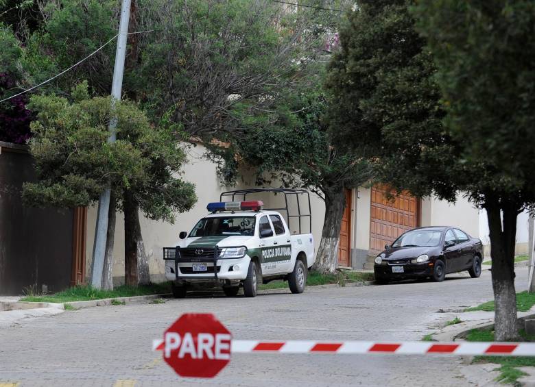Bolivia denunció este viernes haber frenado el ingreso de funcionarios de la embajada de España, encapuchados y al parecer armados, a la legación de México, donde están asilados una decena de funcionarios del antiguo gobierno de Evo Morales. Foto: AFP. 