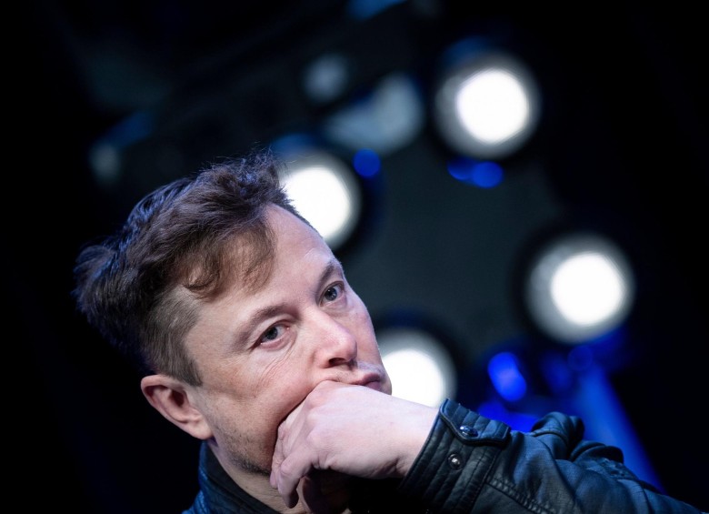 Por mensajes en Twitter de Elon Musk caen acciones de Tesla. Foto AFP