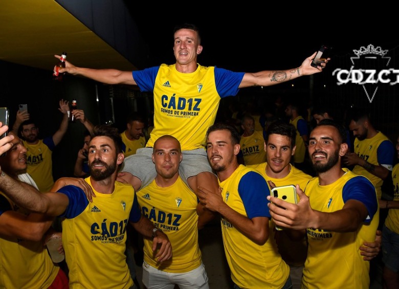 Los jugadores del Cadiz celebran el ascenso a la primera división del fútbol español. FOTO TOMADA TWITTER