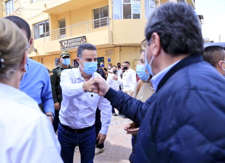 El ministro de Defensa, Carlos Holmes Trujillo, visitó el oriente antioqueño y activó un plan para fortalecer la seguridad. FOTO TWITTER ANÍBAL GAVIRIA