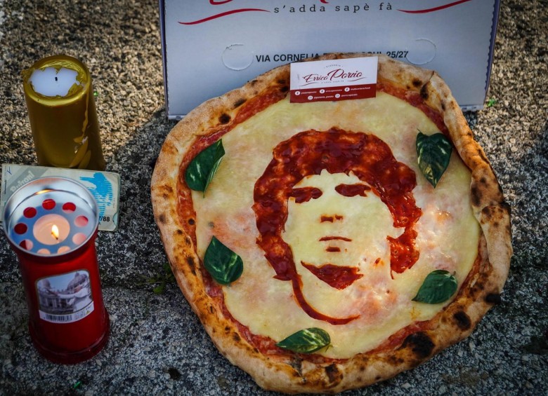 En Italia, donde Maradona jugó para el Nápoles, sus seguidores plasmaron su imagen en uno de sus platos tradicionales: la pizza. FOTO EFE