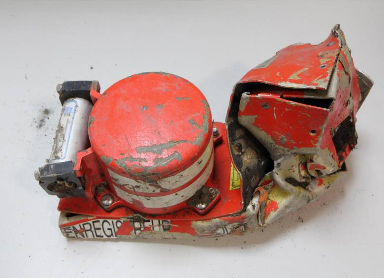 Los investigadores que analizan los restos del avión siniestrado han podido extraer un “archivo de audio utilizable” de una de las cajas negras del aparato, pero podrían tardar “varias semanas o meses” en sacar conclusiones fiables sobre la causa del accidente. FOTO REUTERS