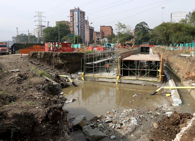 El techo del soterrado y el vaciado de las vigas avanza en un 95 por ciento; en un 100 por ciento se encuentran las paredes del soterrado y se inicia con la excavación para iniciar la construcción de piso. También se realiza una intervención en la quebrada La Picacha para mitigar futuras inundaciones. FOTO Julio César Herrera