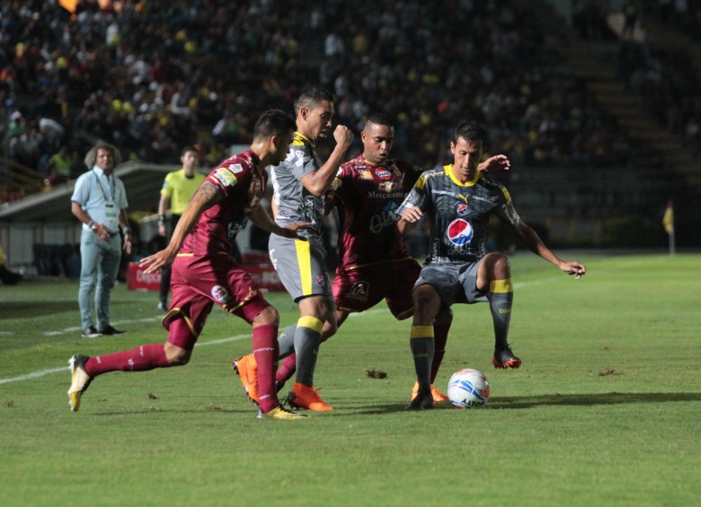 Después de un primer tiempo algo aburrido, en la segunda etapa el duelo fue intenso y de ida y vuelta. Tanto Tolima como Medellín crearon opciones de gol. FOTO colprensa 