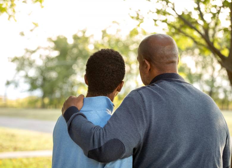 Los jóvenes pueden sentir rechazo y la falta de comprensión de sus padres y el deseo de revelarse en contra de la familia. Foto: Shutterstock