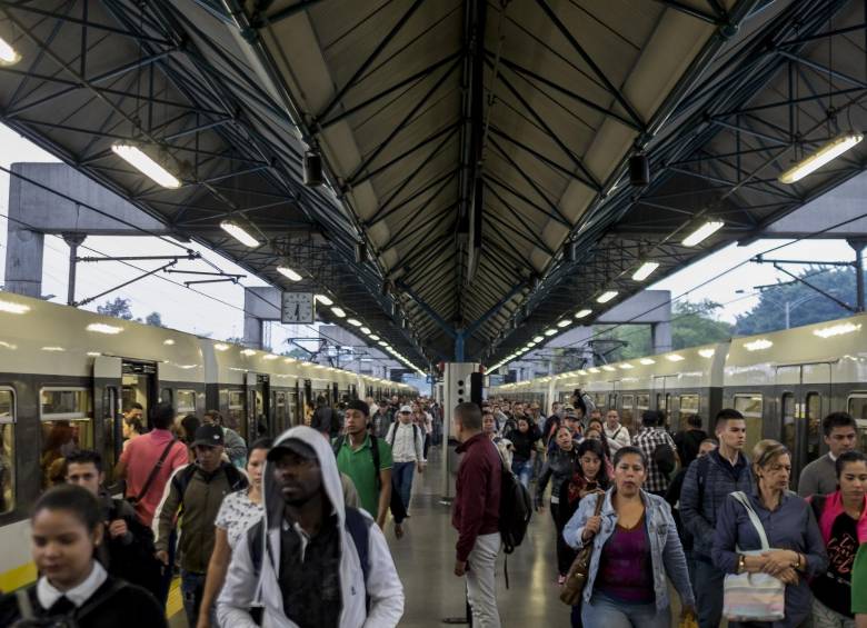 Así se veía la estación Envigado a las 6:40 a.m. de ayer. Según la empresa Metro, en las horas pico de la mañana hubo un incremento del 9 % en la cantidad de viajeros en el sistema con respecto a un día normal. FOTO Santiago Mesa