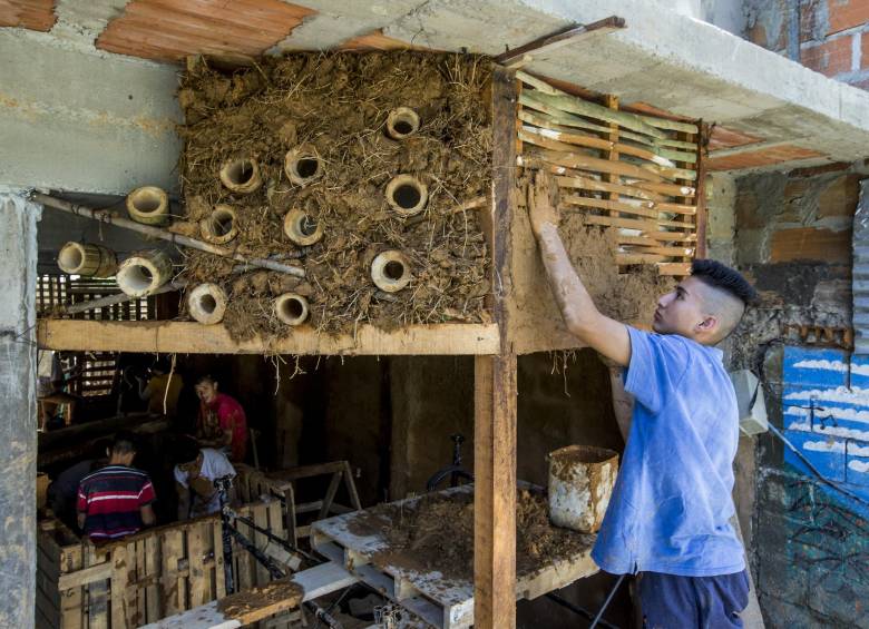 La historia de cómo, con barro y paja, construyen centro cultural en Altavista