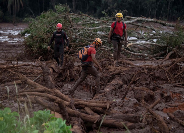 Bomberos de Minas Gerais busca sobrevivientes entre el lodo. FOTO AFP