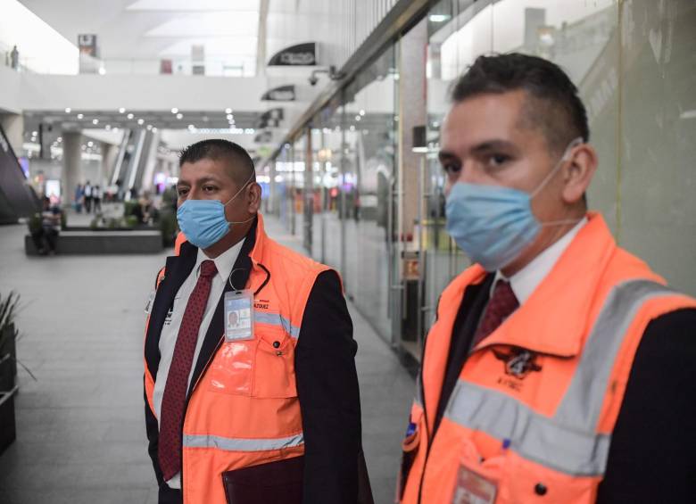 En los aeropuertos del continente, el personal ha extremado medidas de precaución. En la imagen, el aeropuerto internacional Benito Juarez, de Ciudad de México. FOTO AFP