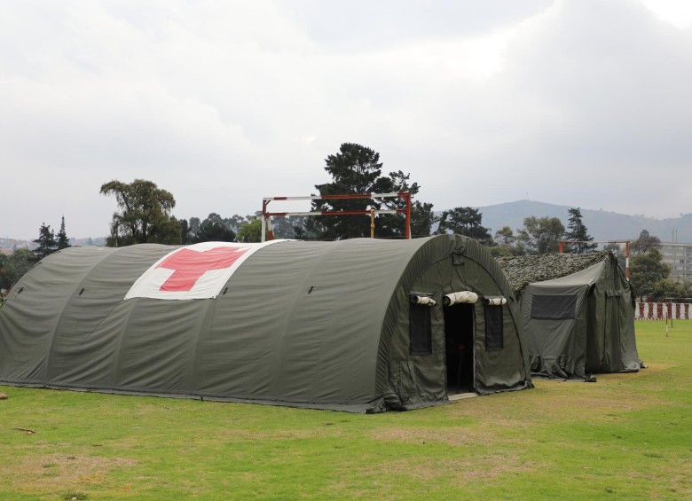 En bases del Ejército fueron instaladas carpas para la atención de pacientes. FOTO CORTESÍA