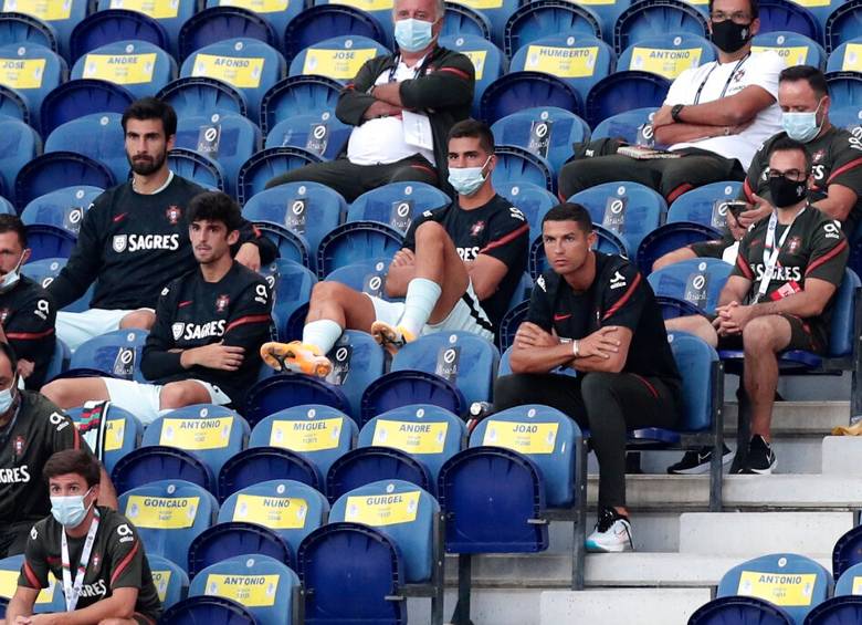 El portugués no pudo actuar con su selección y estuvo en la tribuna observando el juego. FOTO TOMADA @CR7_HQ