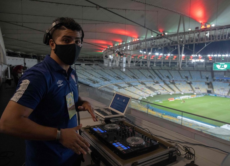 Los DJ destacan que ser hinchas del club que representan facilita las cosas a la hora de elegir el ambiente sonoro. FOTO AFP