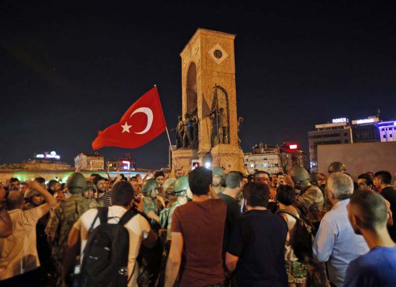 Partidarios del presidente de Turquía, Recep Tayyip Erdogan, protestan frente a los soldados en la plaza Taksim de Estambul. FOTO AP