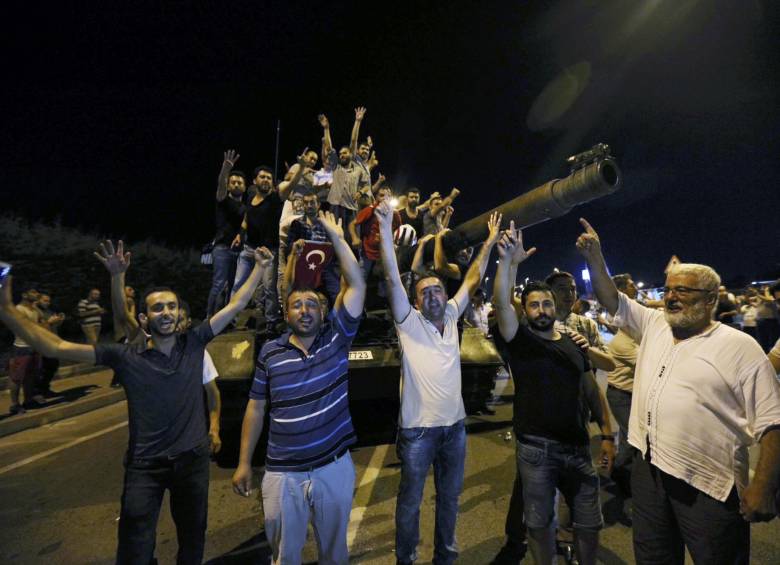 Los civiles se tomaron los tanques de guerra en el intento de golpe militar. FOTO Reuters