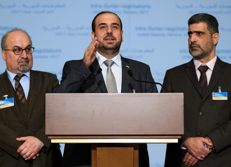 El jefe de la delegación del régimen, Bashar al Jaafari (centro) y sus colaboradores instaron ayer a la ONU a condenar el “terrorismo” de grupos de oposición. FOTO afp