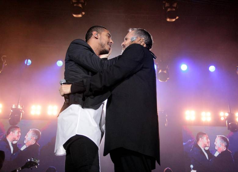 Manuel Medrano y Miguel Bosé cantaron Si tu no vuelves en la gira del español en Colombia. FOTO Colprensa