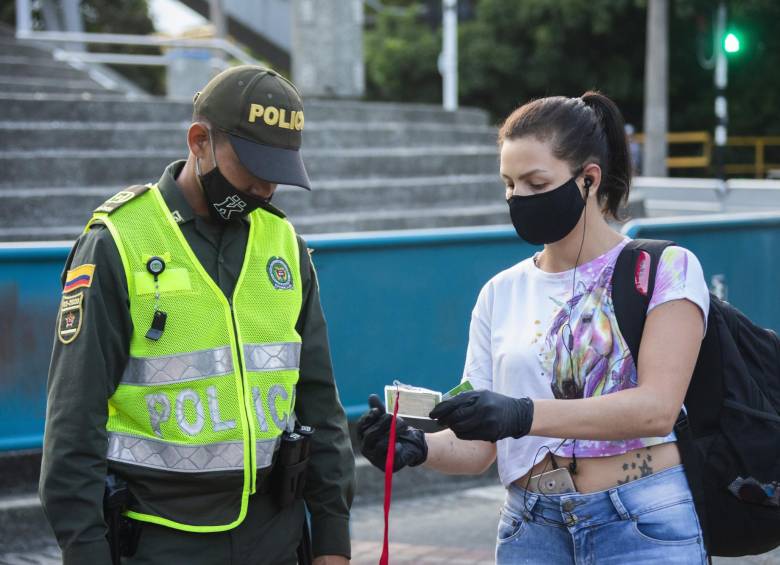 El pico y cédula regula los días en los que los ciudadanos pueden salir a hacer compras. FOTO CARLOS VELÁSQUEZ