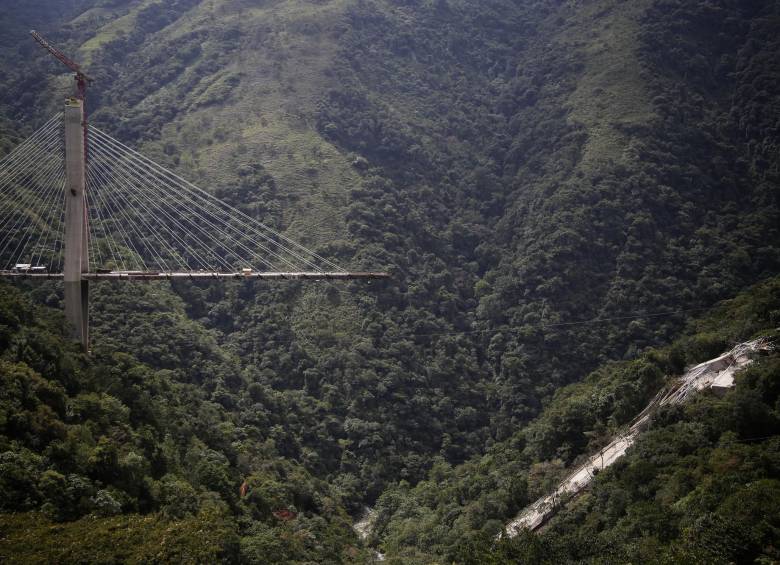 Imágen de cómo quedó el puente de Chirajara luego de que cayera una parte el pasado 15 de enero. Foto: Colprensa-Archivo