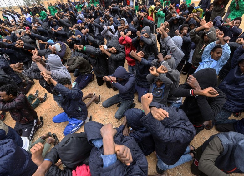 Más de 181.400 refugiados llegaron a Italia por mar, en su mayoría desde Libia. Una de cada 40 personas que se arriesgaron en la travesía falleció en el intento, según Acnur. FOTO AFP