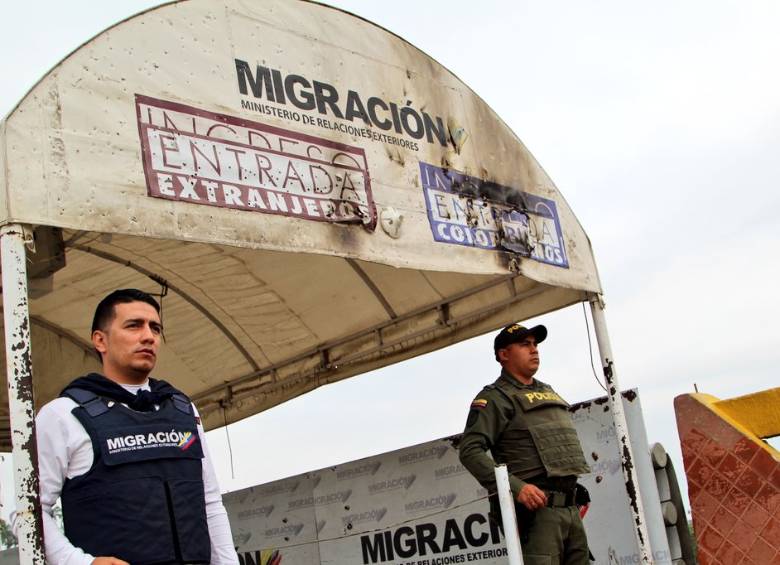 Funcionarios de Migración y la Policía se han encargado de atender a los desertores. Foto Cortesía Migración.