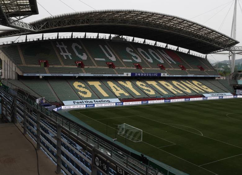 Asientos vacios en estadio de Corea del Sur. Foto: EFE