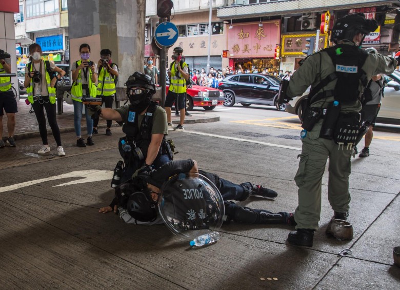 La Policía antidisturbios detiene a un hombre durante una manifestación contra la nueva ley de seguridad nacional en Hong Kong, el primero de julio de 2020. FOTO AFP