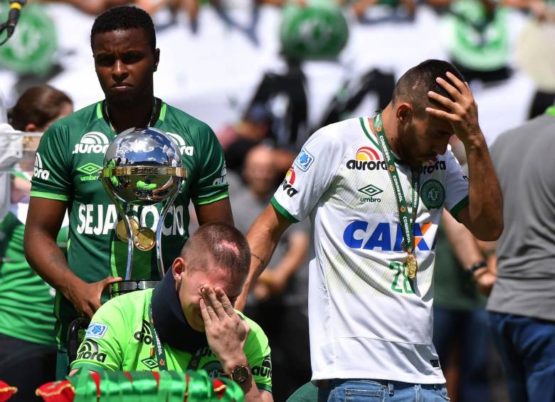 Sobrevivientes de la tragedia y las familias recibieron las medallas y el trofeo de la Copa Suramericana. FOTO AFP