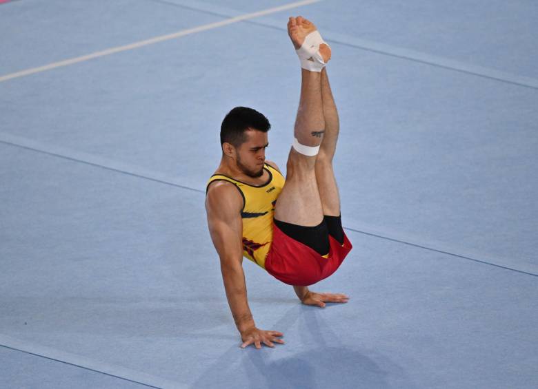 En acción, el antioqueño Andrés Felipe Martínez en la rutina del suelo en los Juegos Panamericanos. FOTO afp