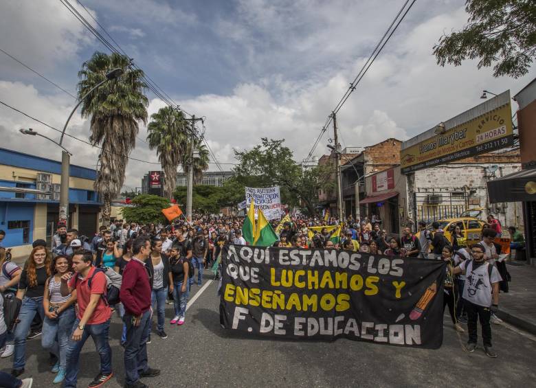 El presidente de Fecode, Nelson Alarcón, cuestionó que están siendo “estigmatizados” por el Centro Democrático. En la foto, estudiantes marchando en noviembre del año pasado. FOTO COLPRENSA