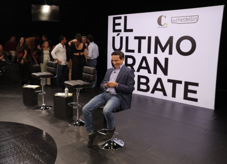 Santiago Gómez descubriendo que el debate #GranDebateFinal es tendencia nacional y local. FOTO ESTEBAN VANEGAS